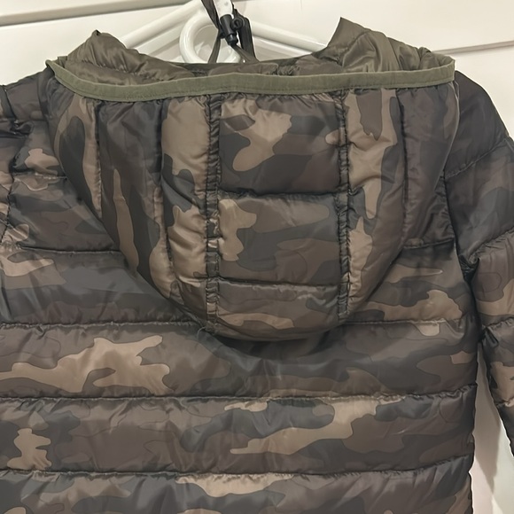 Packable down puffer-
Water resistant, wind resistant and machine washable - Picture 3 of 5
